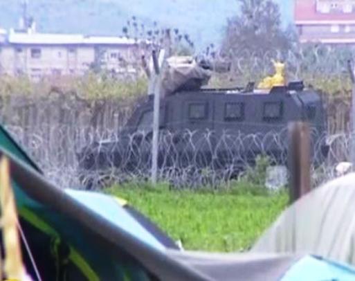 Σκόπια: Έβαλαν θωρακισμένα οχήματα πίσω από τον φράχτη στην Ειδομένη - ΒΙΝΤΕΟ