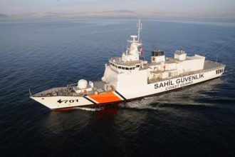 Οινούσες: Τούρκοι “έδιωξαν” ελληνικό αλιευτικό