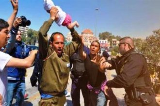 Τι ισχυρίζεται ο Αφγανός που απείλησε να πετάξει το βρέφος στον Πειραιά