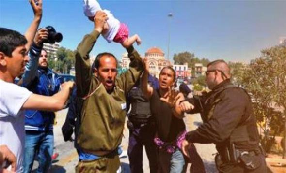 Τι ισχυρίζεται ο Αφγανός που απείλησε να πετάξει το βρέφος στον Πειραιά