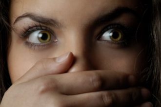 Την ανάγκασαν να πάει με 15 άντρες μέσα σε λίγες ώρες - Βαριές ποινές σε μάνα και γιο