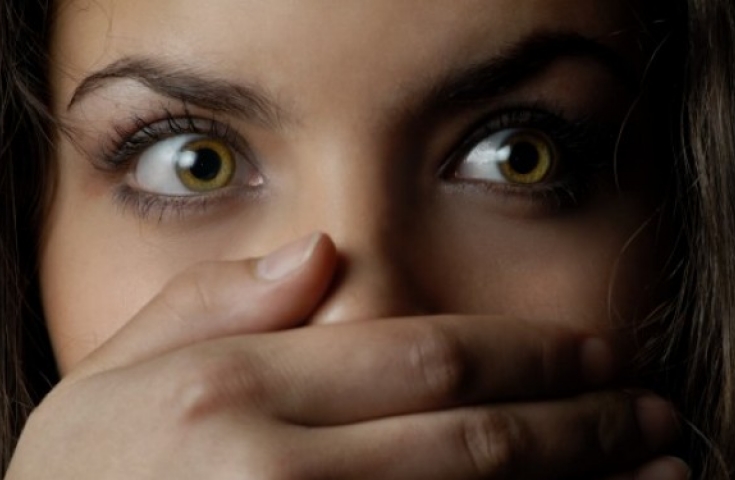 Την ανάγκασαν να πάει με 15 άντρες μέσα σε λίγες ώρες - Βαριές ποινές σε μάνα και γιο