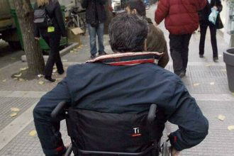 Κόβονται επιδόματα με πίεση των δανειστών