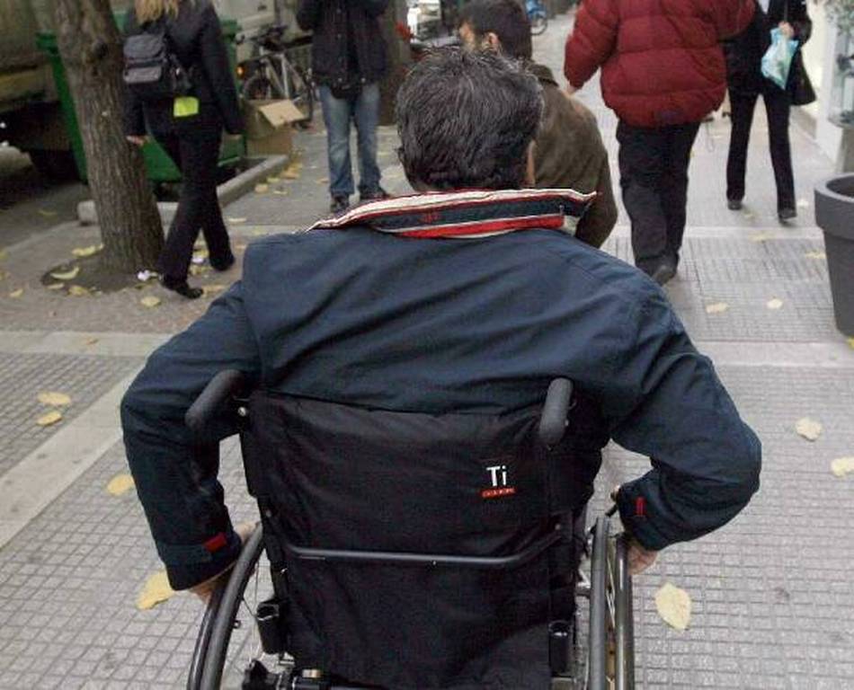 Κόβονται επιδόματα με πίεση των δανειστών