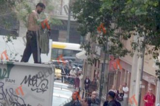 Μετανάστης αποπειράθηκε να αυτοπυρποληθεί στο κέντρο της Αθήνας! - ΔΕΙΤΕ ΦΩΤΟΓΡΑΦΙΕΣ