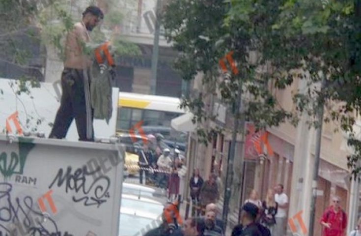 Μετανάστης αποπειράθηκε να αυτοπυρποληθεί στο κέντρο της Αθήνας! - ΔΕΙΤΕ ΦΩΤΟΓΡΑΦΙΕΣ