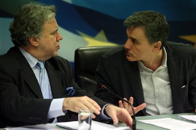 Οικονομικό επιτελείο: Την άλλη εβδομάδα στη Βουλή τα νομοσχέδια για φορολογικό, ασφαλιστικό