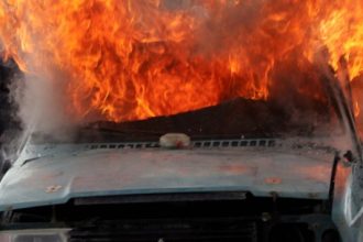 Πάτρα - ΤΩΡΑ: Στις φλόγες τυλίχθηκε αυτοκίνητο στην οδό Ανθείας