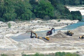 Συλλήψεις για παράνομη αμμοληψία στον Αχελώο