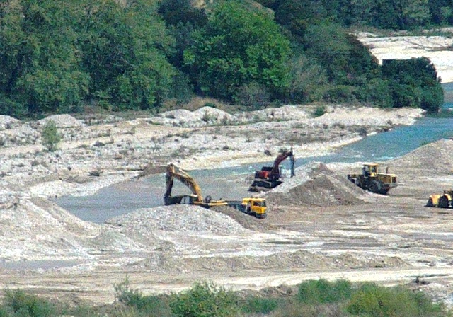 Συλλήψεις για παράνομη αμμοληψία στον Αχελώο
