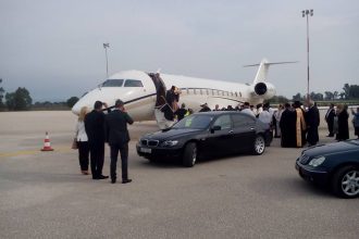 Ο Άραξος υποδέχεται τα Ιερά Λείψανα του Αγίου Λουκά – Ιδιαίτερα συγκινητικές οι στιγμές στο αεροδρόμιο