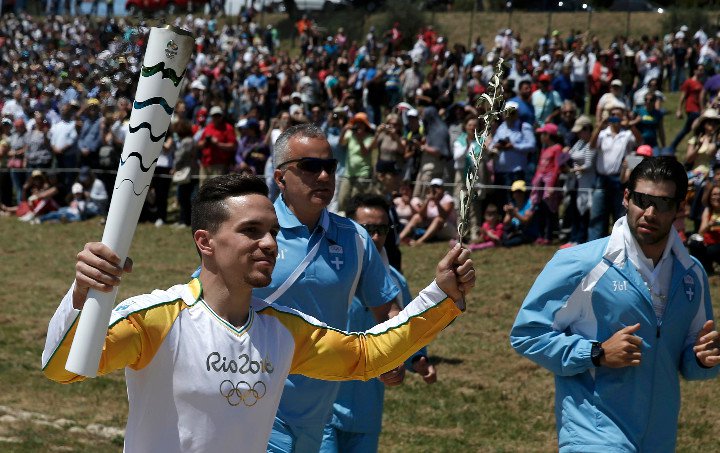 Ξεκίνησε το ταξίδι της Ολυμπιακής Φλόγας για το Ρίο - Μάγεψε ως πρωθιέρεια η Κατερίνα Λέχου - ΒΙΝΤΕΟ και ΦΩΤΟΓΡΑΦΙΕΣ