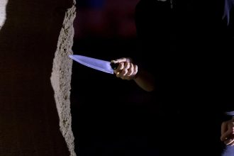 Τραγωδία: Μαχαίρωσε τη σύζυγό του έπειτα από καβγά έξω από το νοσοκομείο "Αττικό"