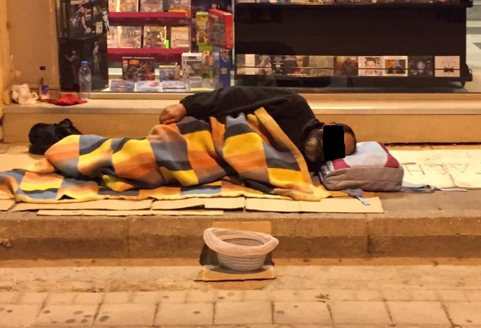 Πάτρα: Επίδειξη δύναμης σε άστεγο από ανεγκέφαλους - Δείτε τι του έκαναν...