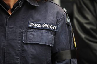 Κύκλωμα αστυνομικών προμήθευε όπλα σε κακοποιούς