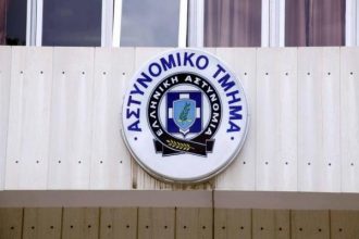 Μπούκαρε με σφυρί σε Αστυνομικό Τμήμα και τα έκανε γυαλιά καρφιά