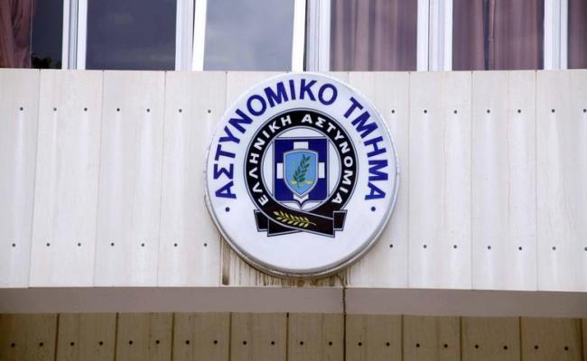 Μπούκαρε με σφυρί σε Αστυνομικό Τμήμα και τα έκανε γυαλιά καρφιά