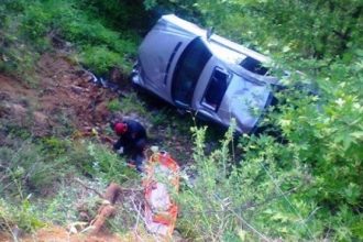 Αγρίνιο: Απεγκλώβισαν οδηγό που είχε πέσει με το αυτοκίνητό του σε χαράδρα στην Ποταμούλα