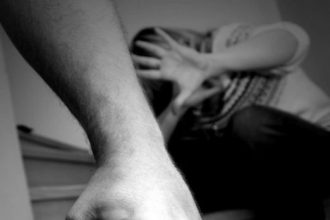 Αιτωλοακαρνανία: Έπιασε την γυναίκα του από το λαιμό και την απείλησε με μαχαίρι