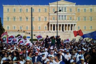 ΦΩΤΟΡΕΠΟΡΤΑΖ από την άφιξη των διαδηλωτών της πεζοπορίας του Δήμου Πατρέων ...στο Σύνταγμα