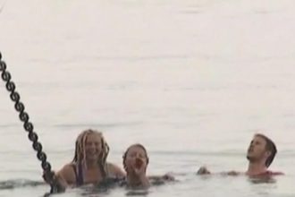 Μυτιλήνη: Aλληλέγγυοι έπεσαν στο λιμάνι για να μην φύγει πλοίο με μετανάστες για Τουρκία - ΦΩΤΟΓΡΑΦΙΕΣ