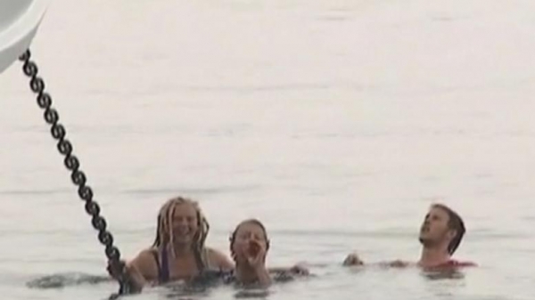 Μυτιλήνη: Aλληλέγγυοι έπεσαν στο λιμάνι για να μην φύγει πλοίο με μετανάστες για Τουρκία - ΦΩΤΟΓΡΑΦΙΕΣ