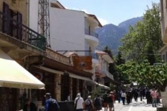 Αχαΐα: "Βούλιαξαν" τα Καλάβρυτα από τους επισκέπτες του Πάσχα - ΦΩΤΟΓΡΑΦΙΕΣ