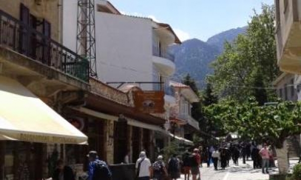 Αχαΐα: "Βούλιαξαν" τα Καλάβρυτα από τους επισκέπτες του Πάσχα - ΦΩΤΟΓΡΑΦΙΕΣ