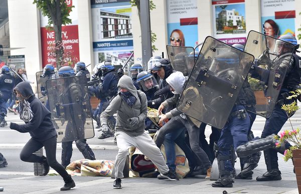 ΕΚΤΑΚΤΟ - Σοβαρά επεισόδια στο Παρίσι - Άγριες συμπλοκές διαδηλωτών - αστυνομίας! ΔΕΙΤΕ ΒΙΝΤΕΟ και ΦΩΤΟ