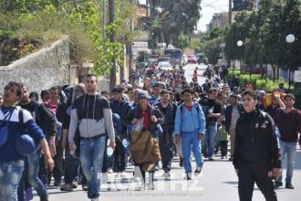 "Απέδρασαν" από το hot spot της Χίου πρόσφυγες και μετανάστες - Πάνω από 500 κατευθύνονται στην πόλη - ΒΙΝΤΕΟ