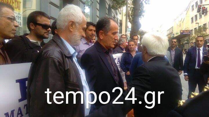 Πάτρα: Στα Δικαστήρια ο Π. Παυλόπουλος για τα εγκαίνια της έκθεσης αρχαιοτήτων - Χαιρέτισε νωρίτερα τους διαδηλωτές που τον περίμεναν με πανό - ΒΙΝΤΕΟ και ΦΩΤΟΓΡΑΦΙΕΣ