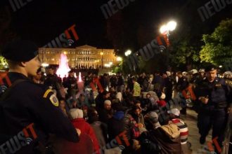 Τα ΜΑΤ περικύκλωσαν τους πρόσφυγες μόλις έφτασαν στο Σύνταγμα - ΔΕΙΤΕ ΦΩΤΟΓΡΑΦΙΕΣ