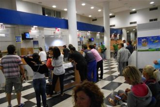 Πάτρα: Ξέμειναν από ρευστό τα ΕΛΤΑ - Δεν είχαν να πληρώσουν τους δικαιούχους του επιδόματος τέκνων