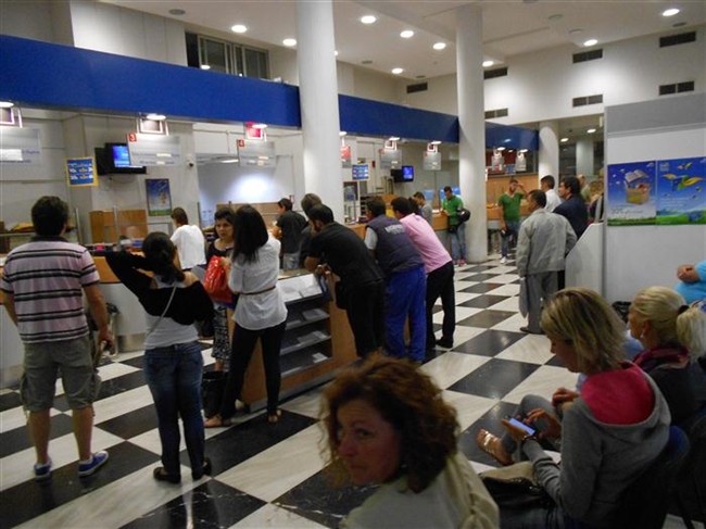 Πάτρα: Ξέμειναν από ρευστό τα ΕΛΤΑ - Δεν είχαν να πληρώσουν τους δικαιούχους του επιδόματος τέκνων