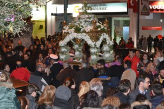 Παραλίγο τραγωδία στην περιφορά του Επιταφίου στην Αγία Μαρίνα - Περιπολικό την τελευταία στιγμή ανέκοψε την πορεία μεθυσμένου οδηγού