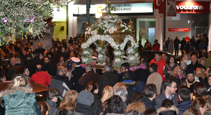 Παραλίγο τραγωδία στην περιφορά του Επιταφίου στην Αγία Μαρίνα - Περιπολικό την τελευταία στιγμή ανέκοψε την πορεία μεθυσμένου οδηγού