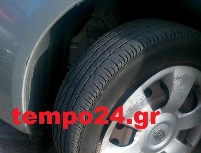 Πάτρα: Κυκλοφορούσε με ένα φίδι στη ζάντα του αυτοκινήτου του! ΦΩΤΟΓΡΑΦΙΑ