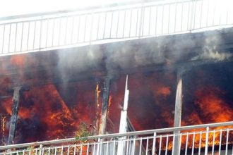 Αμφιλοχία: Αστυνομικοί – ήρωες έσωσαν γυναίκα από το φλεγόμενο σπίτι της! - ΔΕΙΤΕ ΦΩΤΟ