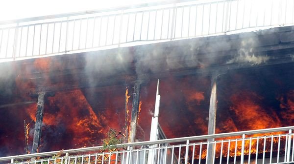 Αμφιλοχία: Αστυνομικοί – ήρωες έσωσαν γυναίκα από το φλεγόμενο σπίτι της! - ΔΕΙΤΕ ΦΩΤΟ