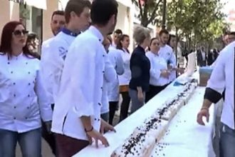 Πύργος: Σεφ έφτιαξαν και μοίρασαν φραουλόπιτα μήκους 120 μέτρων