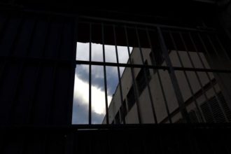 Κρατούμενος πήρε άδεια και συνελήφθη για αρπαγή τσάντας