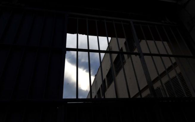 Κρατούμενος πήρε άδεια και συνελήφθη για αρπαγή τσάντας