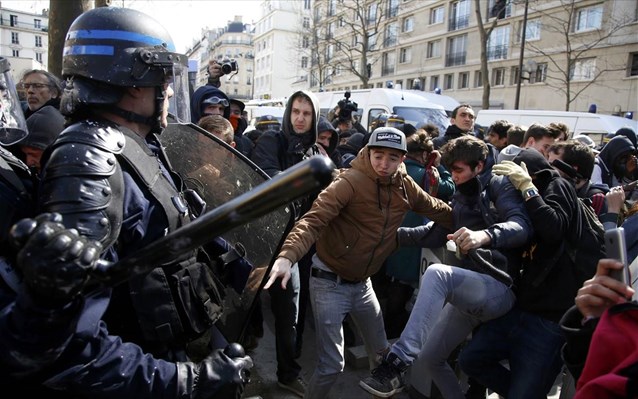 Συμπλοκές στο Παρίσι για τα εργασιακά