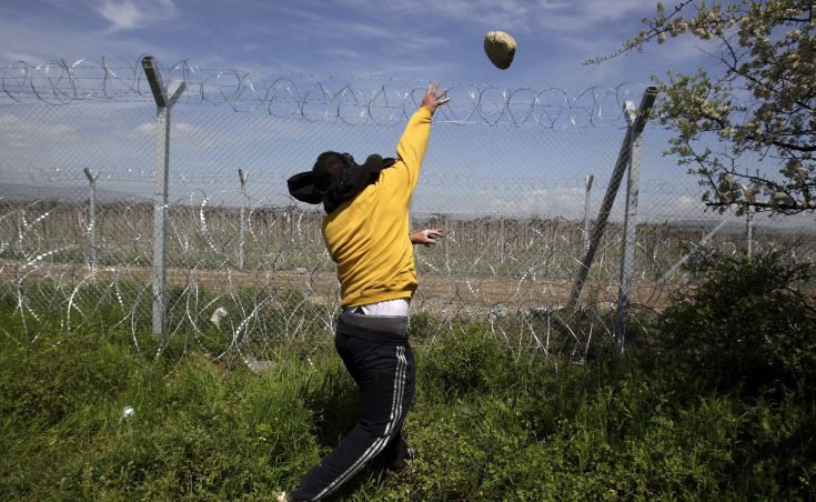 ΕΚΤΑΚΤΟ: Πετροπόλεμος, δακρυγόνα και κρότου λάμψης στην Ειδομένη