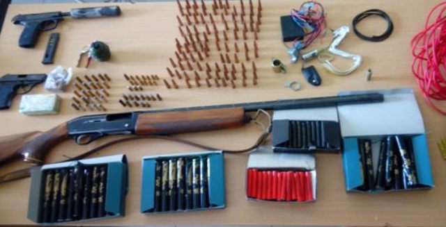 Ηλεία: Συνελήφθη 49χρονος ιερέας για κατοχή όπλων, εκρηκτικών και κροτίδων