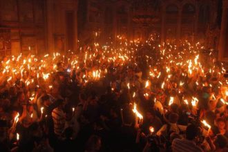 Στον Πανάγιο Τάφο στα Ιεροσόλυμα η Aφή του Αγίου Φωτός