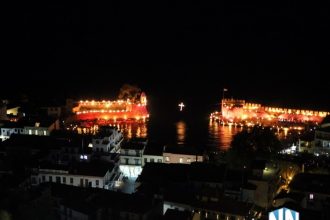 Σε κατανυκτικό κλίμα και με πλήθος κόσμου η περιφορά των Επιταφίων στη Ναύπακτο - ΔΕΙΤΕ ΦΩΤΟΓΡΑΦΙΕΣ και ΒΙΝΤΕΟ