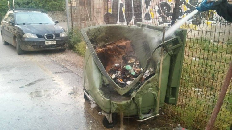 "Λαμπάδιασαν" κάδοι απορριμμάτων στο κέντρο του Αγρινίου