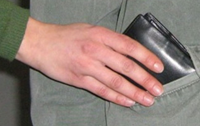 Πάτρα: Κλεμμένες τσάντες και πορτοφόλια πεταμένα στην περιοχή του Λαδόπουλου! Φωνές κατοίκων για μεγαλύτερη αστυνόμευση