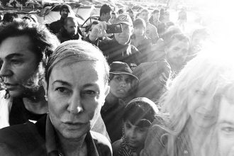 Η απάντηση Κωστέτσου για την selfie με τους πρόσφυγες - ΒΙΝΤΕΟ